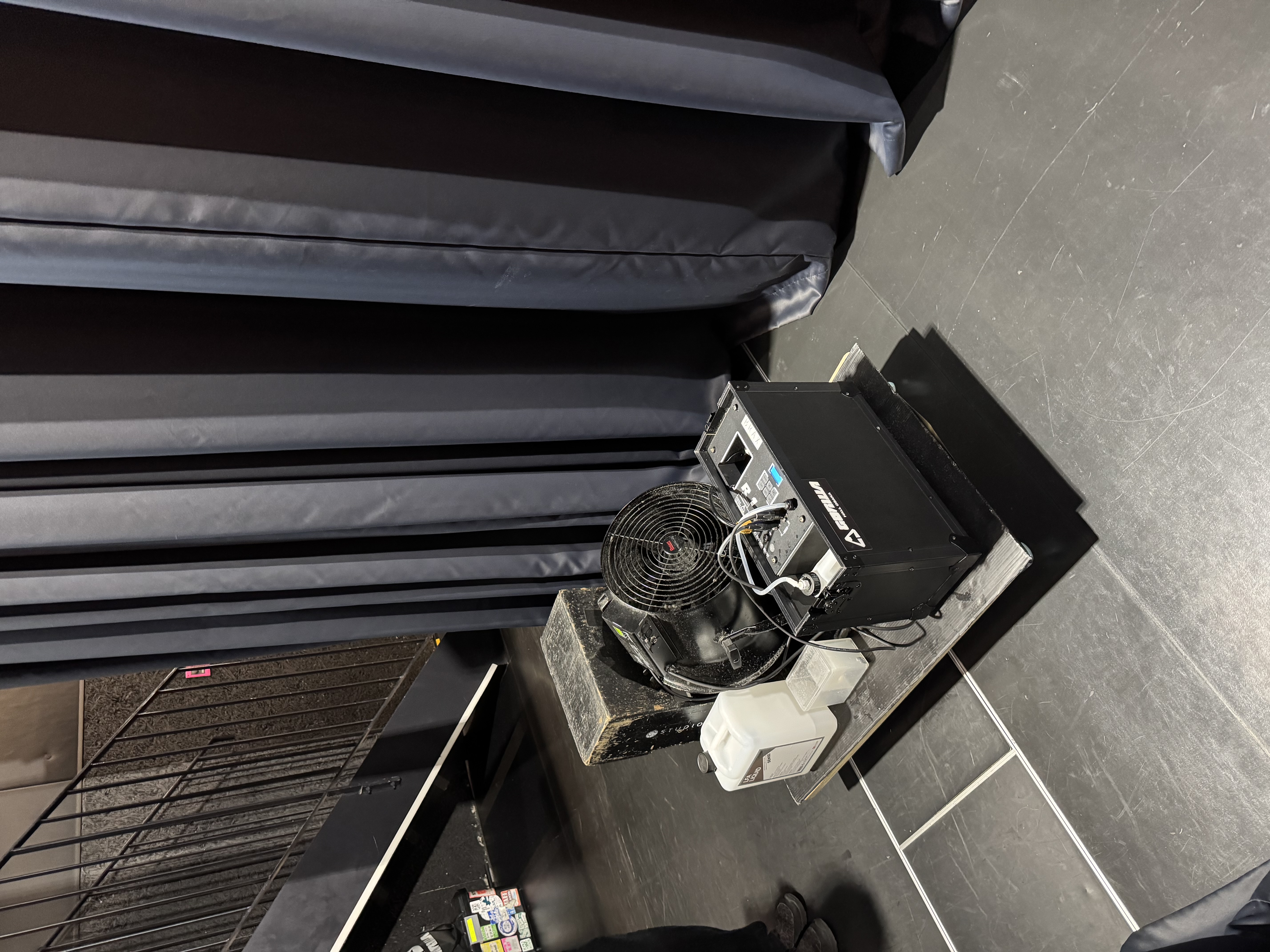 BRAX R1 スモークマシン（GORILLA HALL OSAKA 舞台袖）